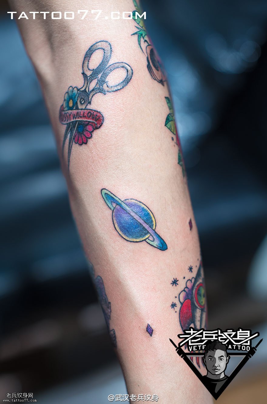 小手臂玫瑰花剪刀星球纹身图案作品