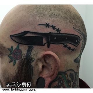 头部的匕首纹身图案