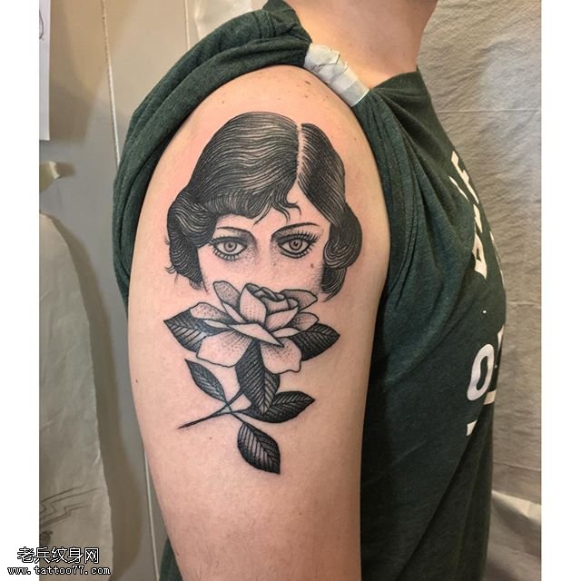 肩部的美女玫瑰纹身图案