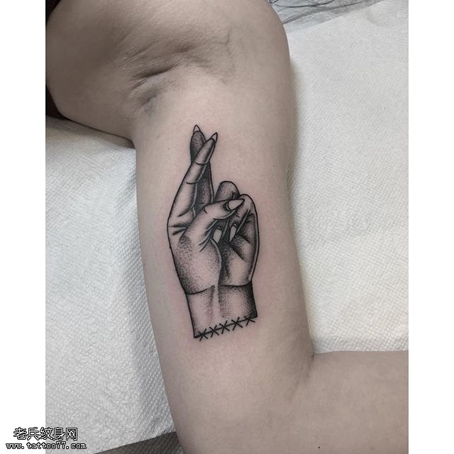 小腿的手指纹身图案