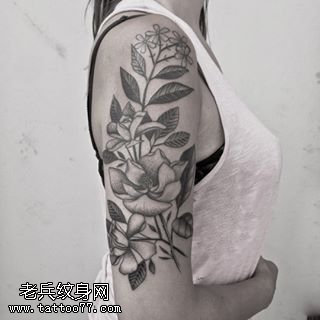 肩部点刺的植物纹身图案