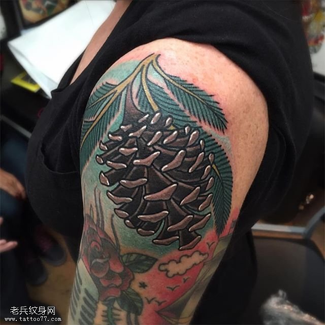 肩部的松子纹身图案