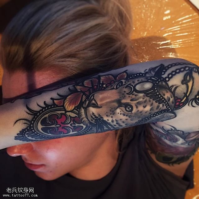 手臂写实的豹子纹身图案