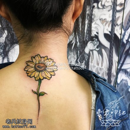 肩部的小雏菊纹身图案