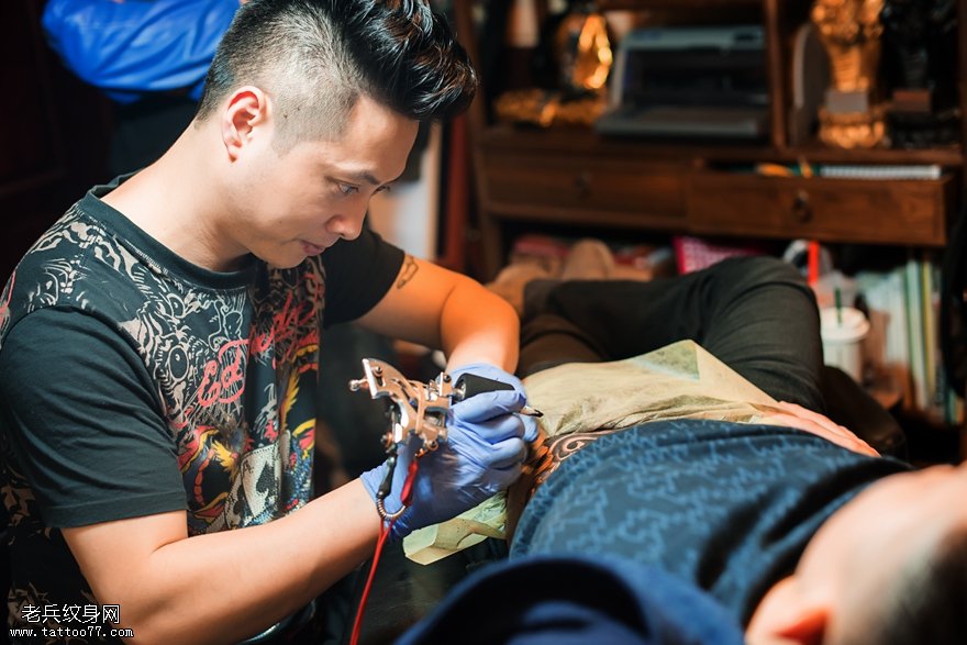 武汉最好的纹身师老兵纹身腹部纹身图案制作中