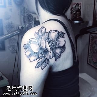 肩部写实的花卉纹身图案