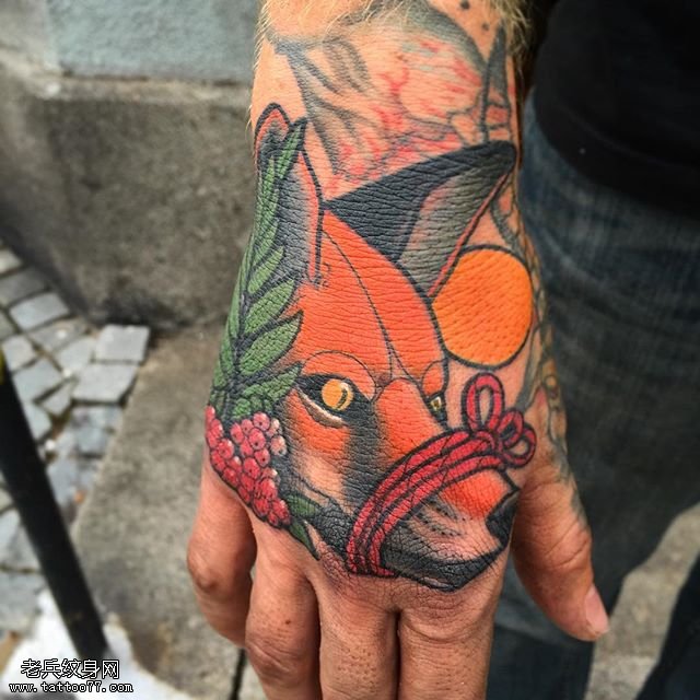 手背的狐狸纹身图案