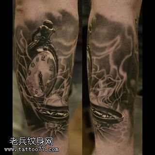 手臂写实的时光表纹身图案