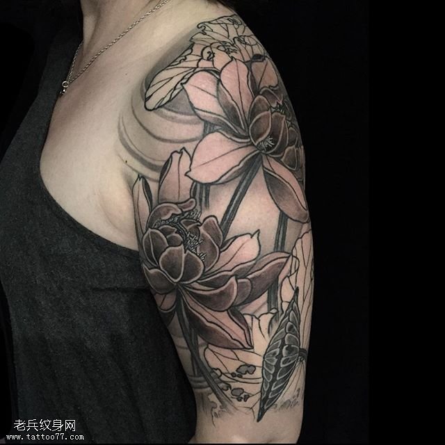 肩部黑灰莲花纹身图案