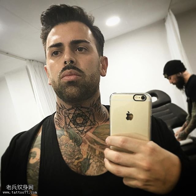 欧美风男子个性纹身图案