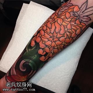 手臂橘色菊花纹身图案
