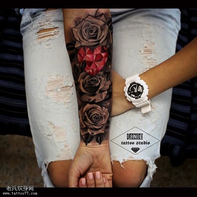 手臂的宝石玫瑰纹身图案
