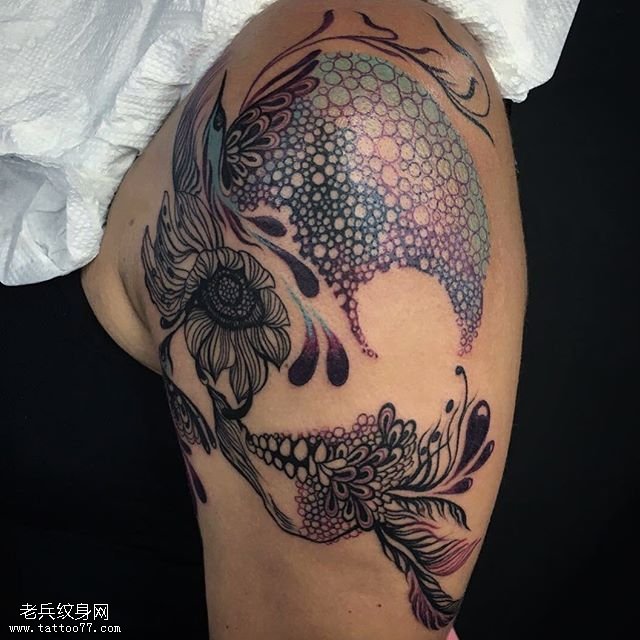 肩部的艺术面具纹身图案