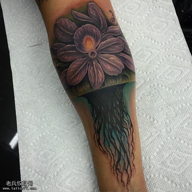 手臂的自然花卉纹身图案