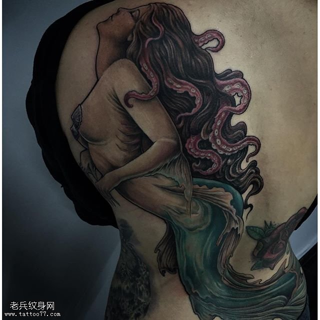 背部的章鱼精纹身图案
