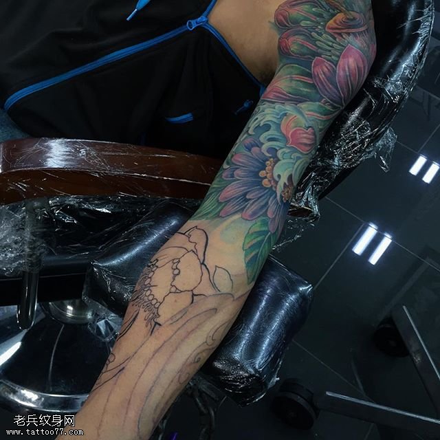手臂水彩花卉纹身图案