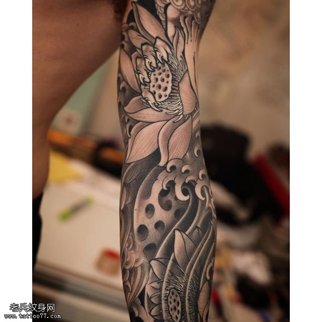 手臂的经典莲花纹身图案