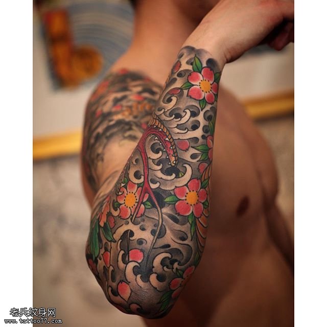 手臂的樱花浪花纹身图案
