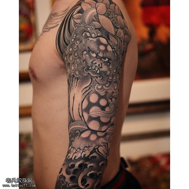 手臂经典的石狮子纹身图案