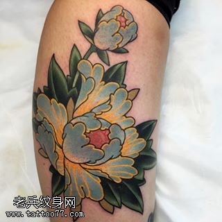 腿部的彩色牡丹纹身图案