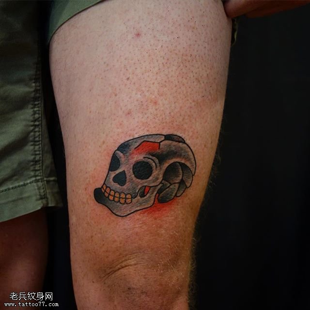 腿部的小骷髅纹身图案