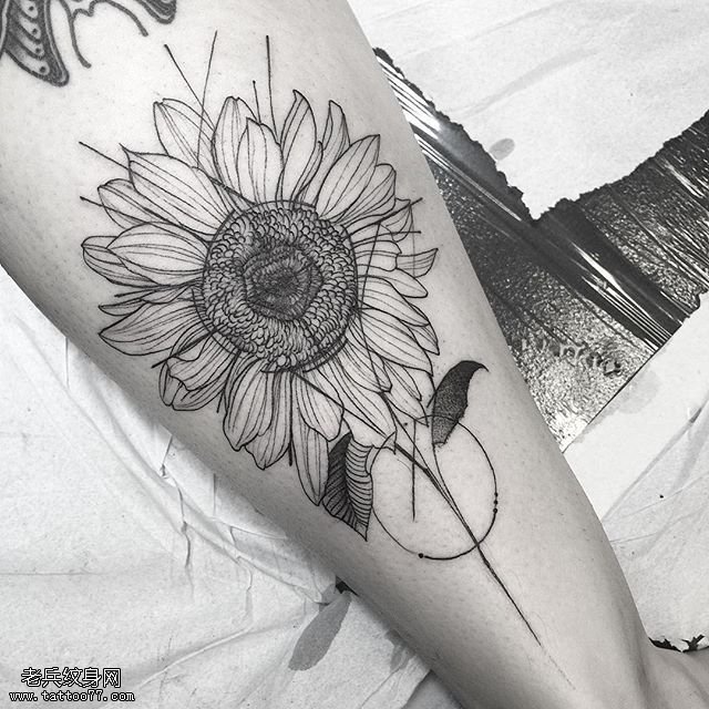 小腿线条花卉纹身图案
