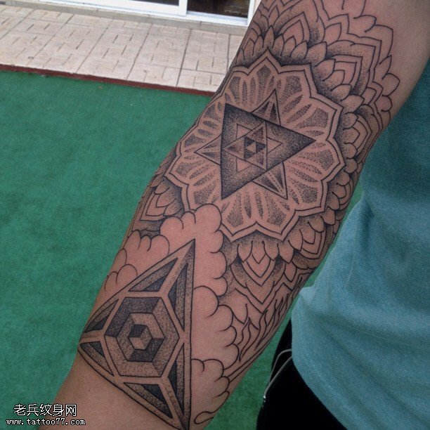 手臂经典三角梵花纹身图案