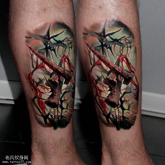 手臂带血的铆钉纹身图案