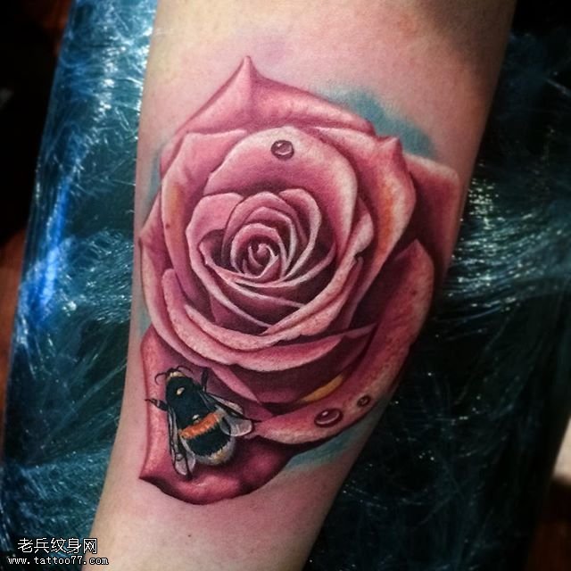 手臂一朵玫瑰纹身图案