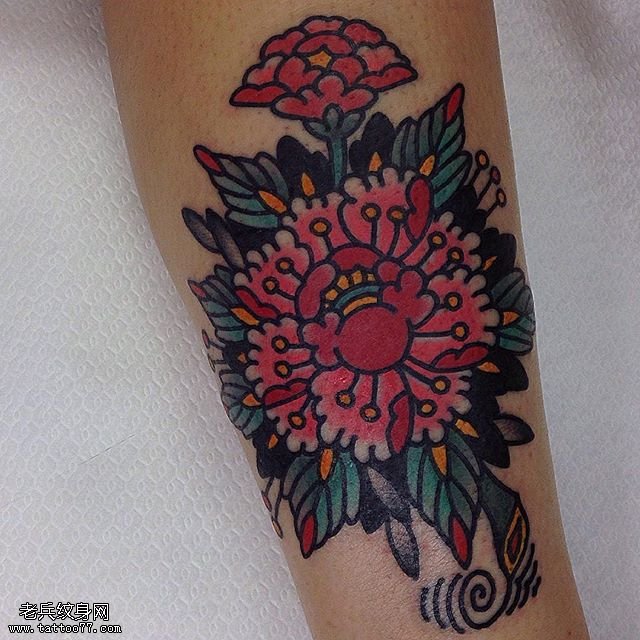 手臂彩色的小花纹身图案