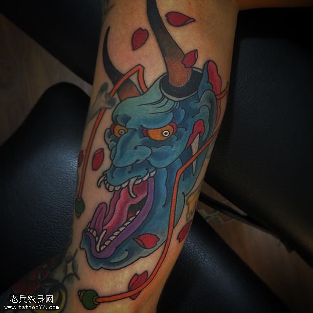 手臂的般若面具纹身图案