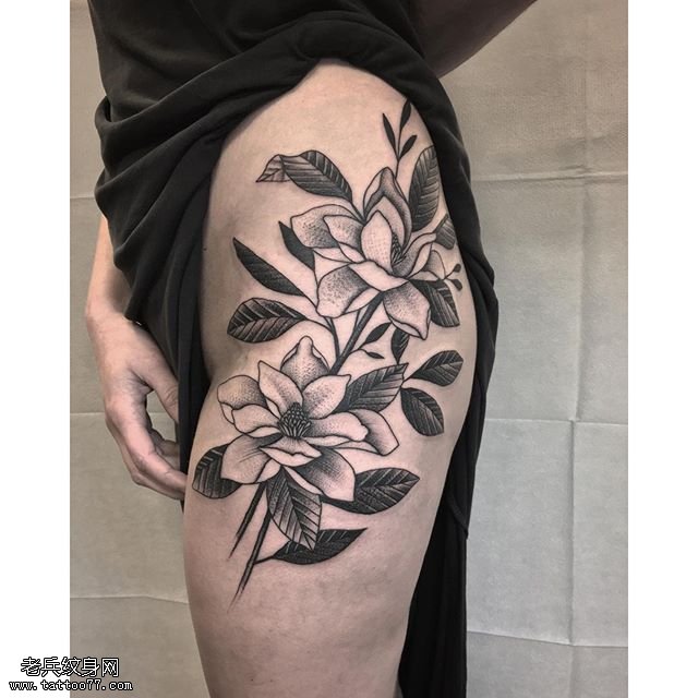 大腿的传统花卉纹身图案