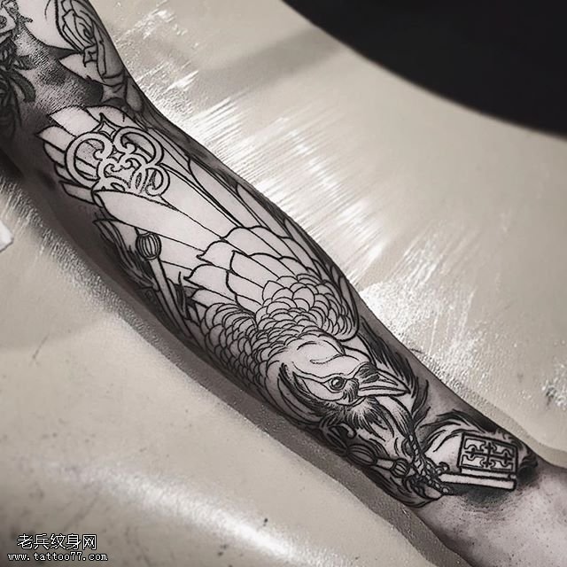 手臂黑灰点刺鹰纹身图案