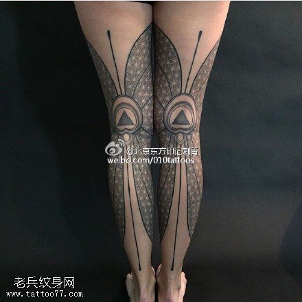 腿部的点刺梵花纹身图案