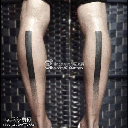 腿部黑灰的图腾纹身图案
