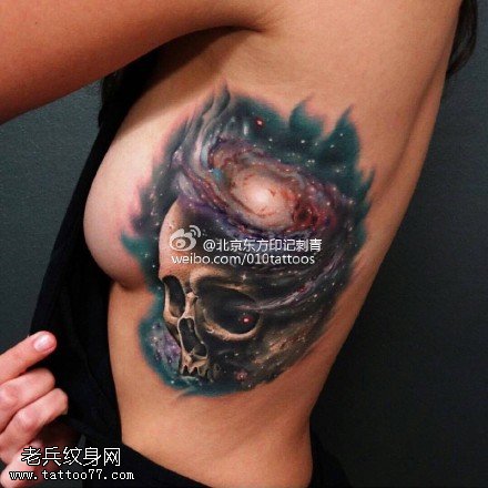胸侧星空骷髅纹身图案