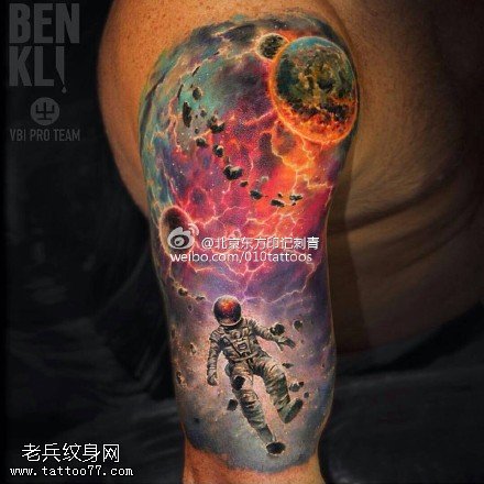 肩部的星球纹身图案