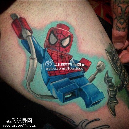 大腿彩绘的机器人纹身图案