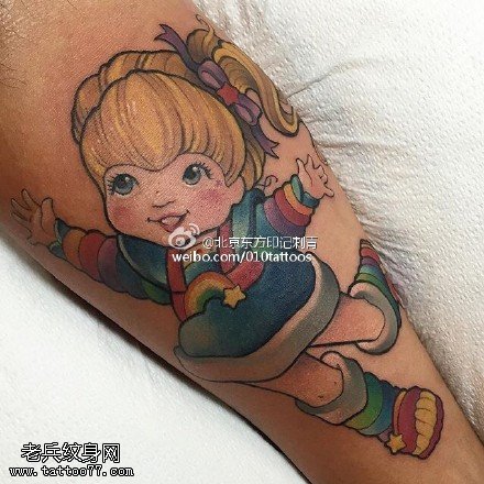 手臂彩绘小女孩纹身图案