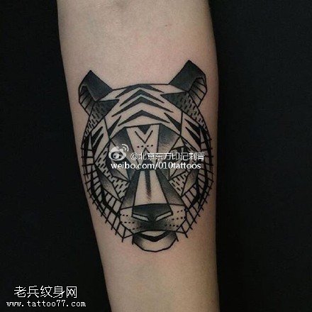 手臂点刺老虎纹身图案