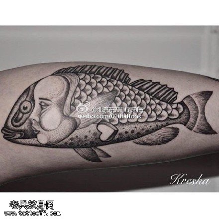 手臂点刺的鱼纹身图案