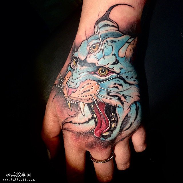 手背的白虎纹身图案