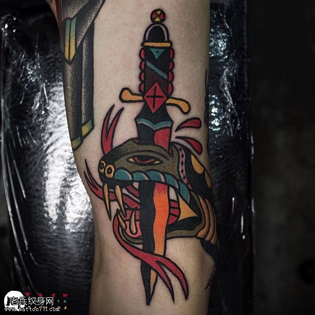 手臂被刺的蛇头纹身图案