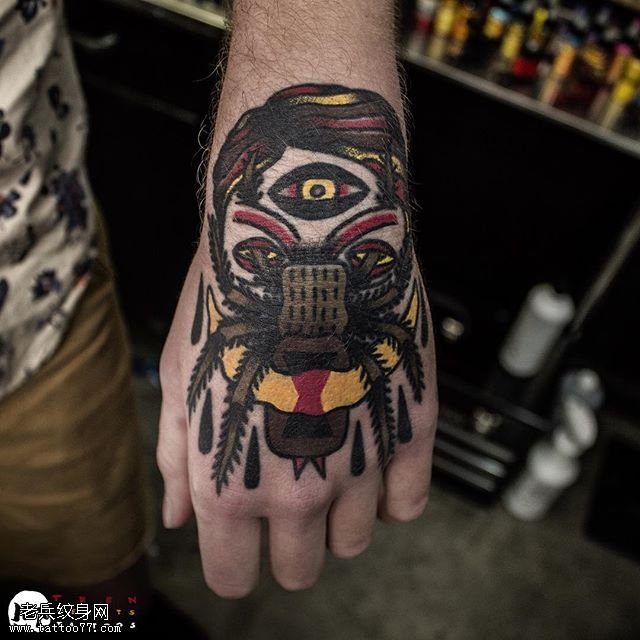 手臂肖像螃蟹纹身图案