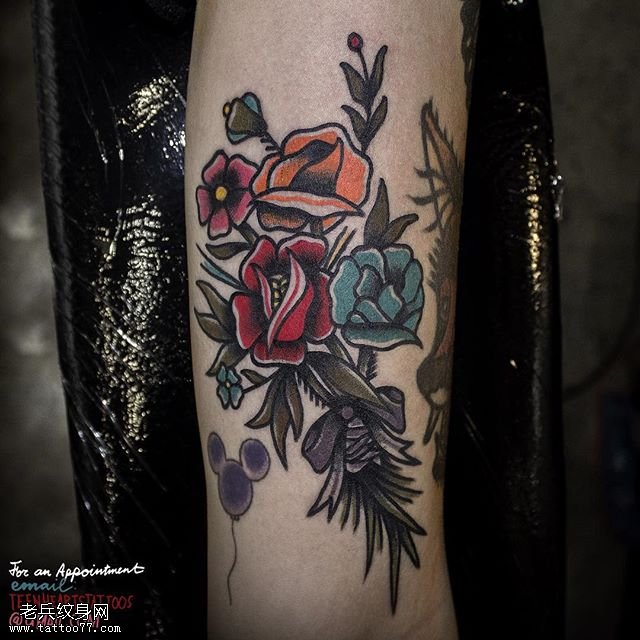 手臂上的花卉纹身图案