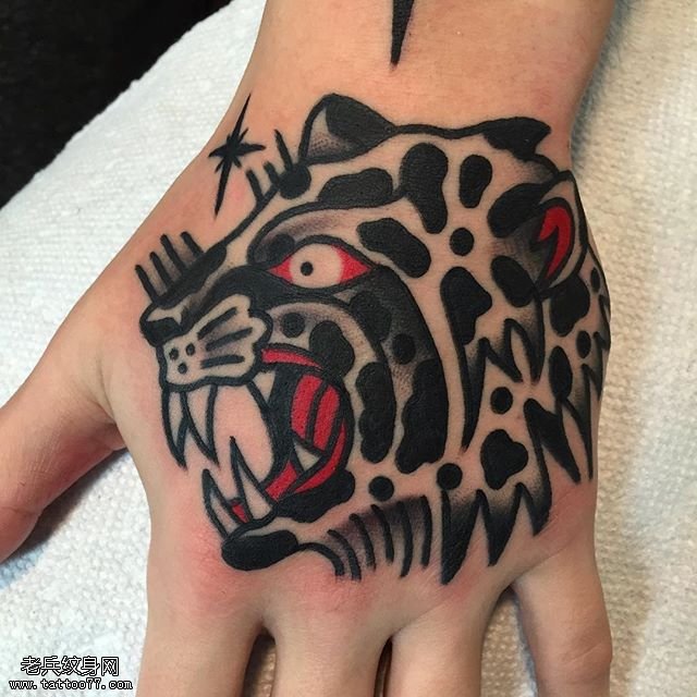 手背的花豹纹身图案