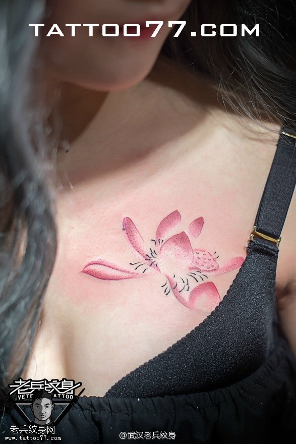 胸部莲花纹身图案作品