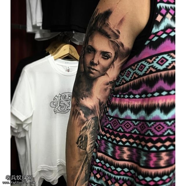 手臂唯美的女人纹身图案