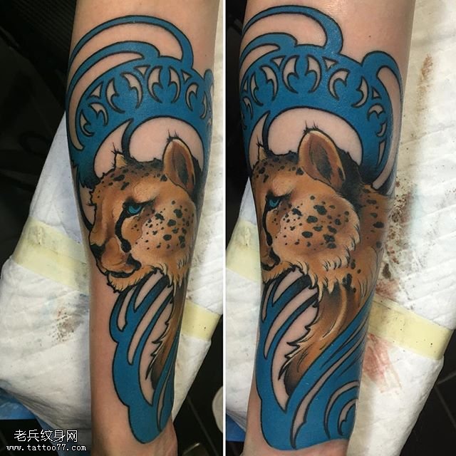 手臂彩绘的豹子纹身图案