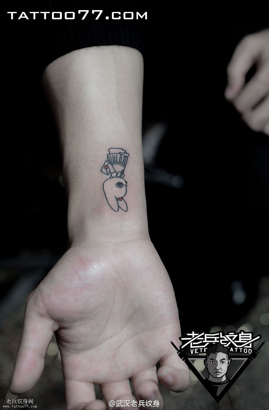 手腕卡通兔子纹身图案作品